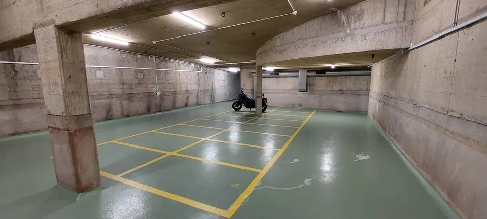 Places de parc intérieures pour moto au centre-ville