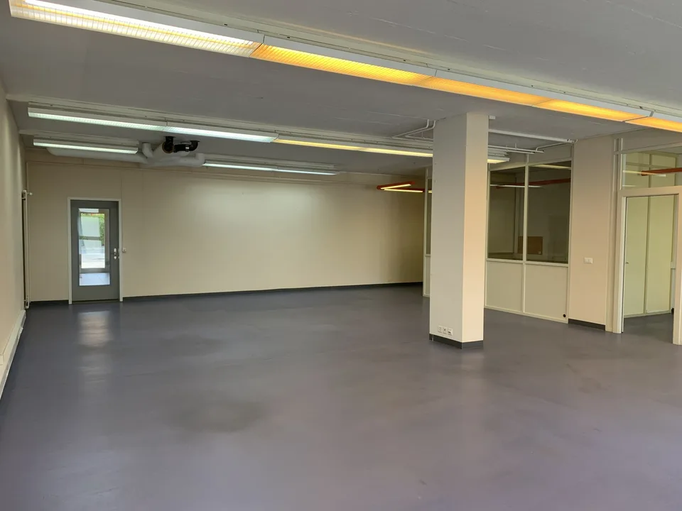 La Tour-de-Peilz, dans l'immeuble abritant la Poste - bureaux au rez – foto 12 di 12