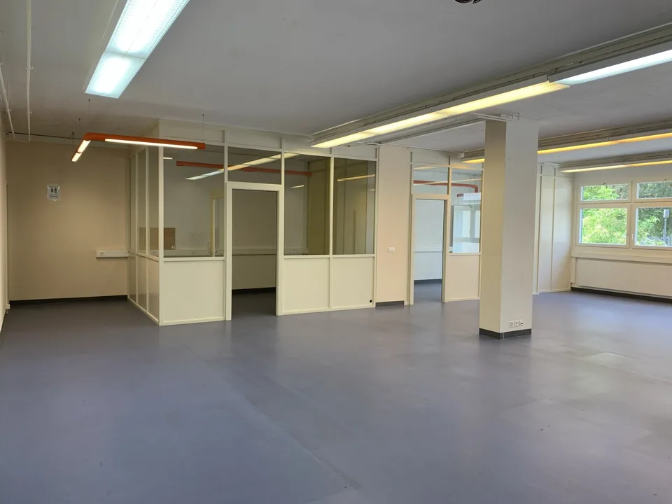 La Tour-de-Peilz, dans l'immeuble abritant la Poste - bureaux au rez – foto 11 di 12