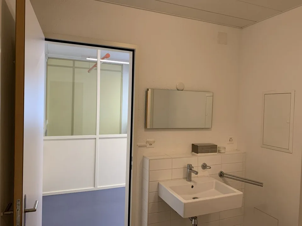 La Tour-de-Peilz, dans l'immeuble abritant la Poste - bureaux au rez