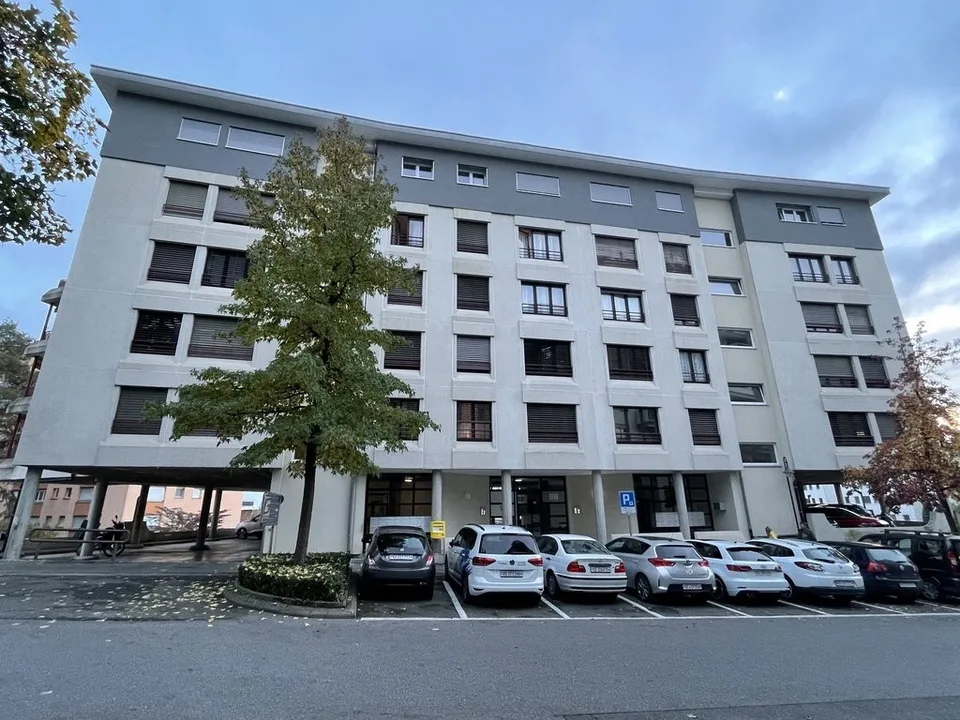 Dépôt spacieux de 620m2 idéalement situé à Clarens !