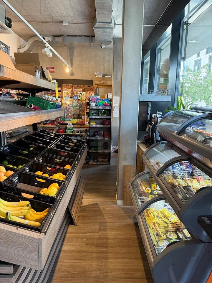 MODERNE AVEC CLIENTÈLE FIDÈLE
