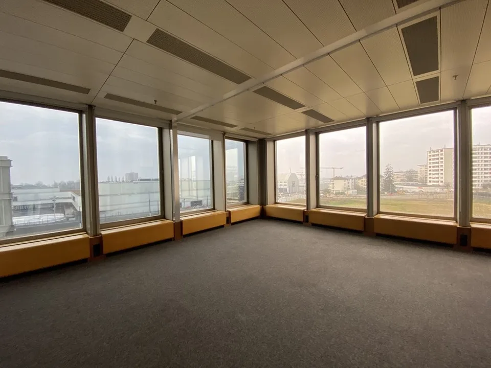 Grande surface de bureaux d'environ 700 m2 proche de toutes commodités