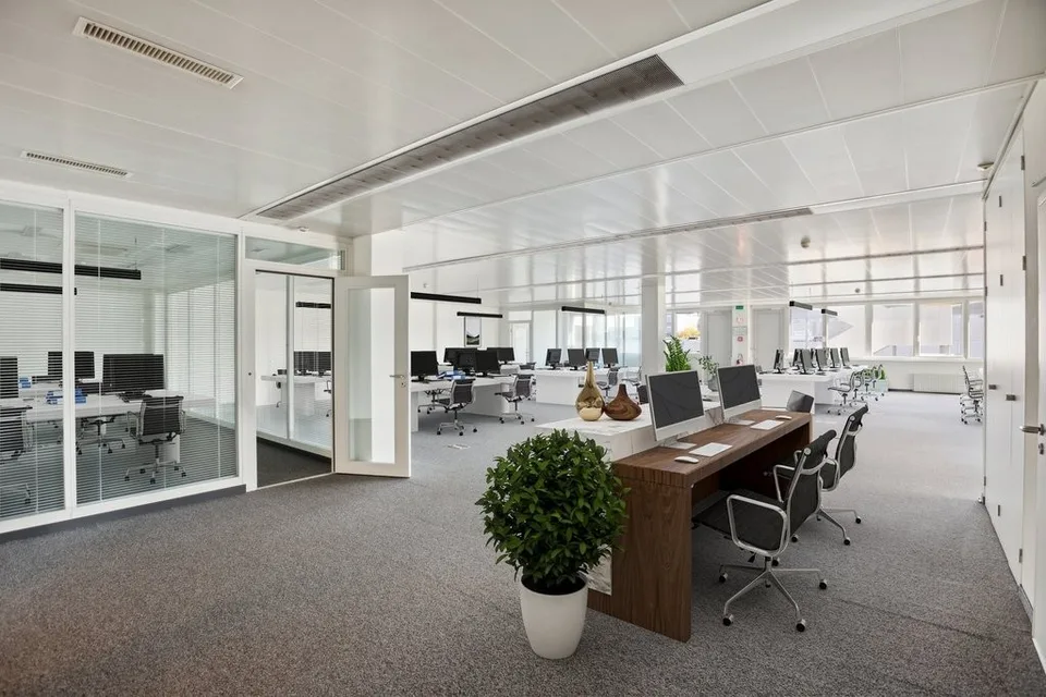 Bureaux proches de l'autoroute A1 et de la gare CFF