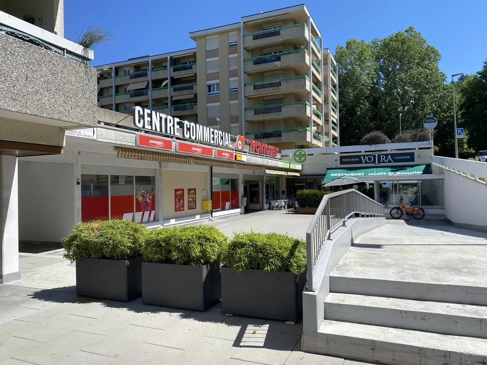 Local commercial situé dans le Centre Commercial de Montolieu