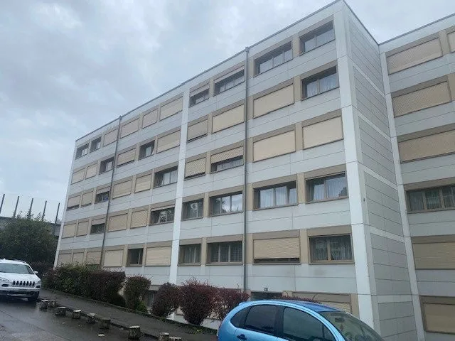Places de parc pour moto à louer.