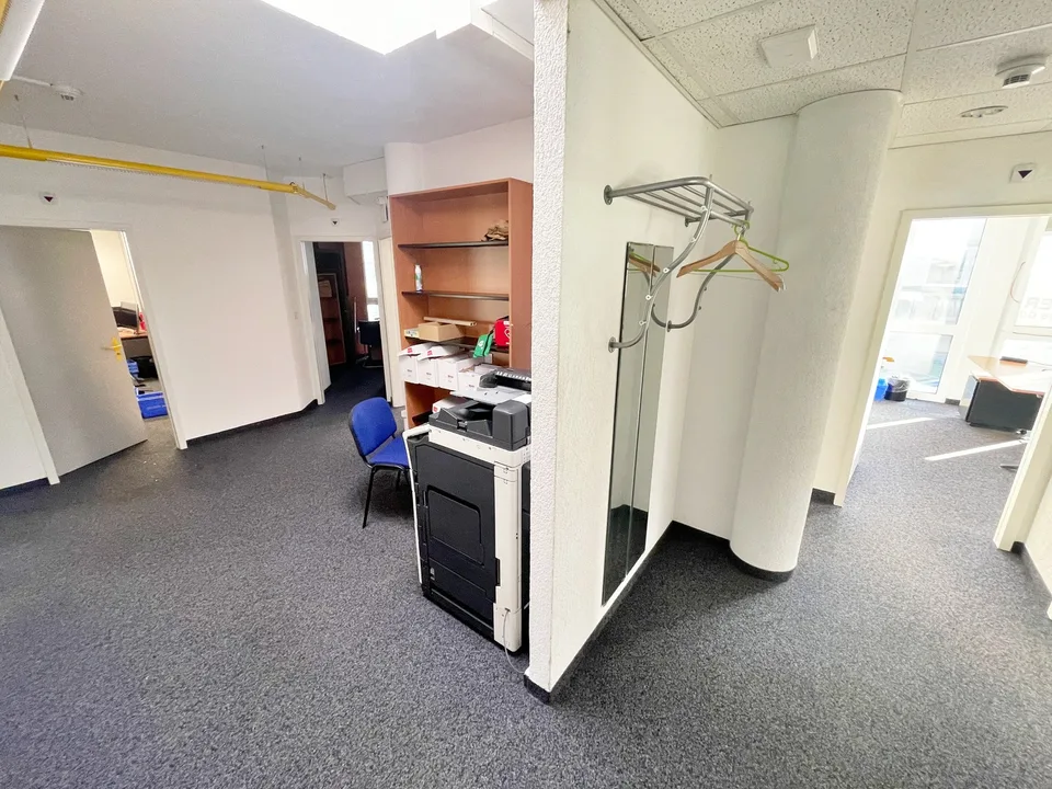 Spacieuse surface commerciales avec bureaux + dépôt de 180 m² et 3 places de parking sous-terrain à Crissier – Foto 17 von 25