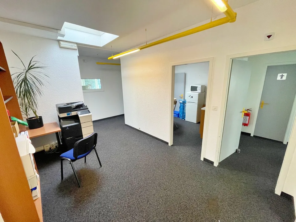 Spacieuse surface commerciales avec bureaux + dépôt de 180 m² et 3 places de parking sous-terrain à Crissier