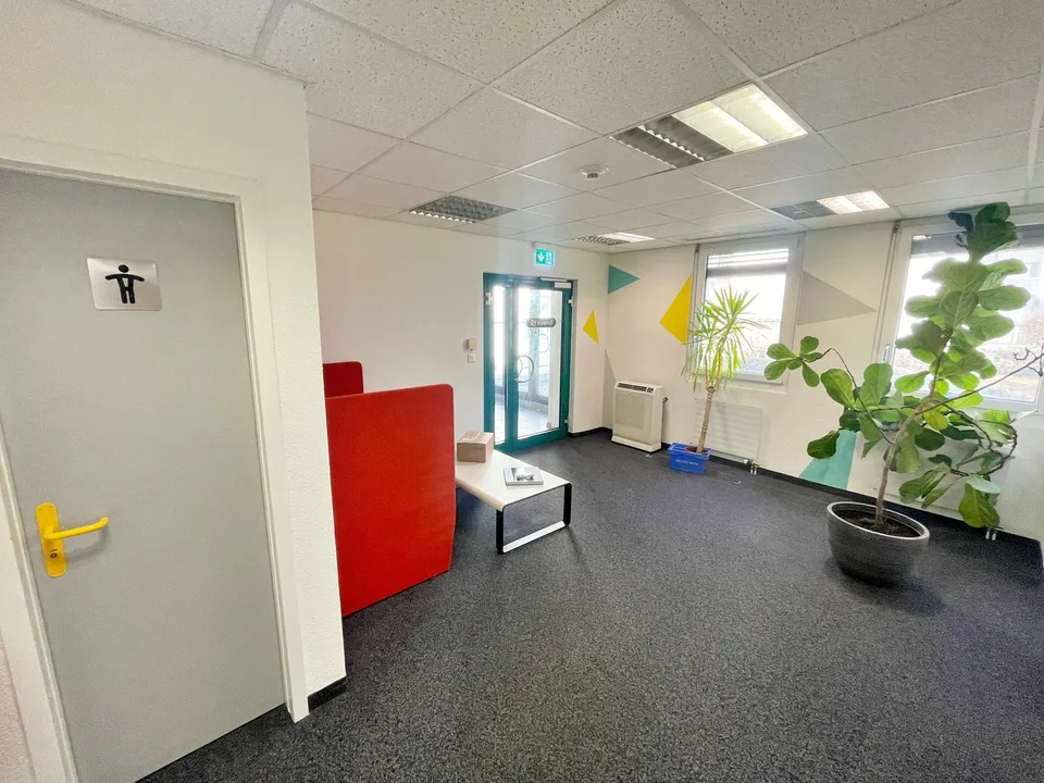 Spacieuse surface commerciales avec bureaux + dépôt de 180 m² et 3 places de parking sous-terrain à Crissier