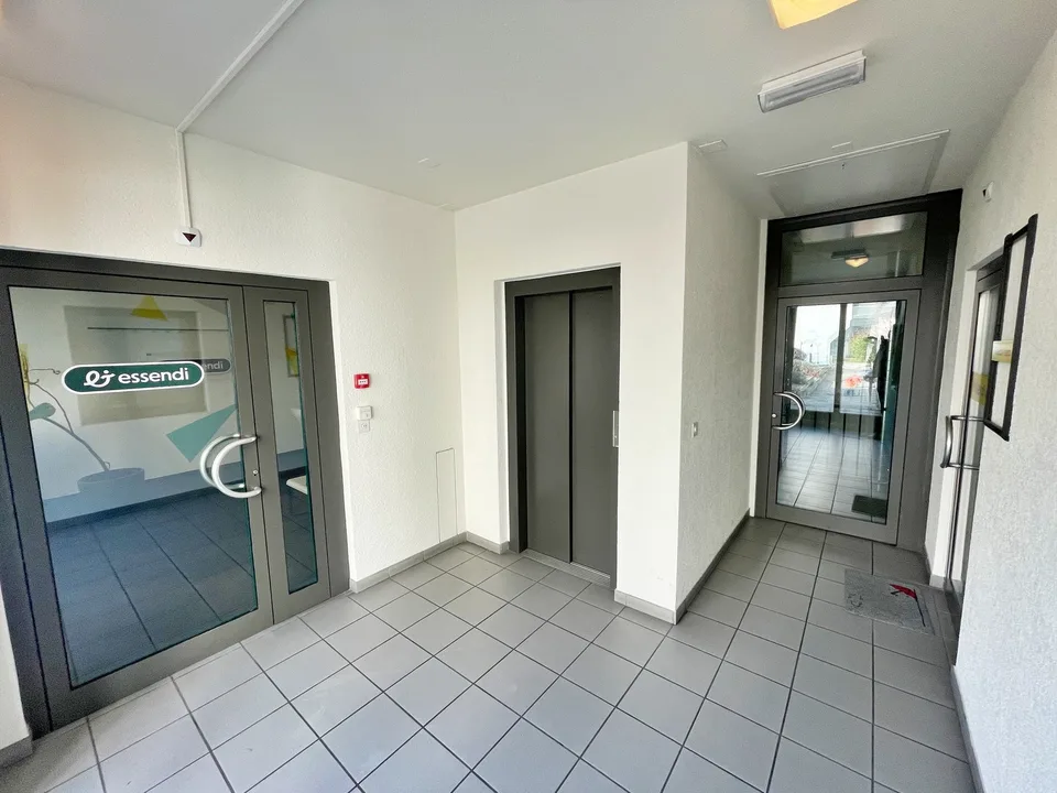 Spacieuse surface commerciales avec bureaux + dépôt de 180 m² et 3 places de parking sous-terrain à Crissier