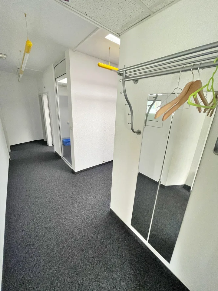 Spacieuse surface commerciales avec bureaux + dépôt de 180 m² et 3 places de parking sous-terrain à Crissier – Foto 12 von 25