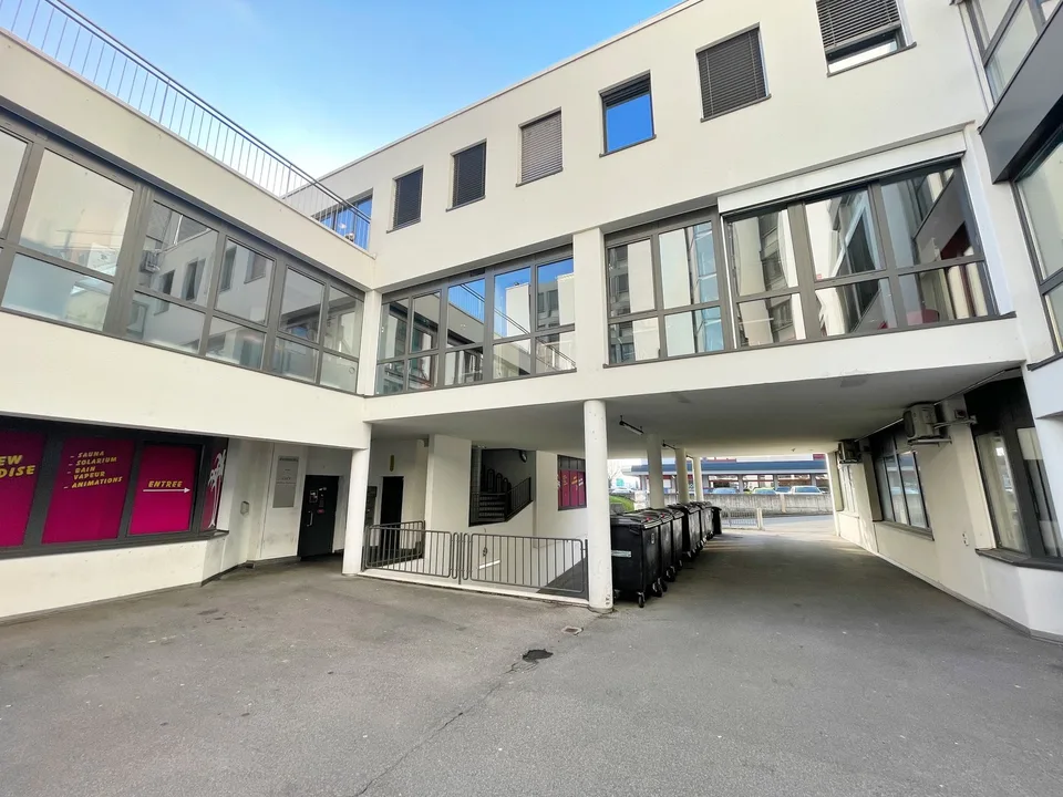 Spacieuse surface commerciales avec bureaux + dépôt de 180 m² et 3 places de parking sous-terrain à Crissier – Foto 24 von 25