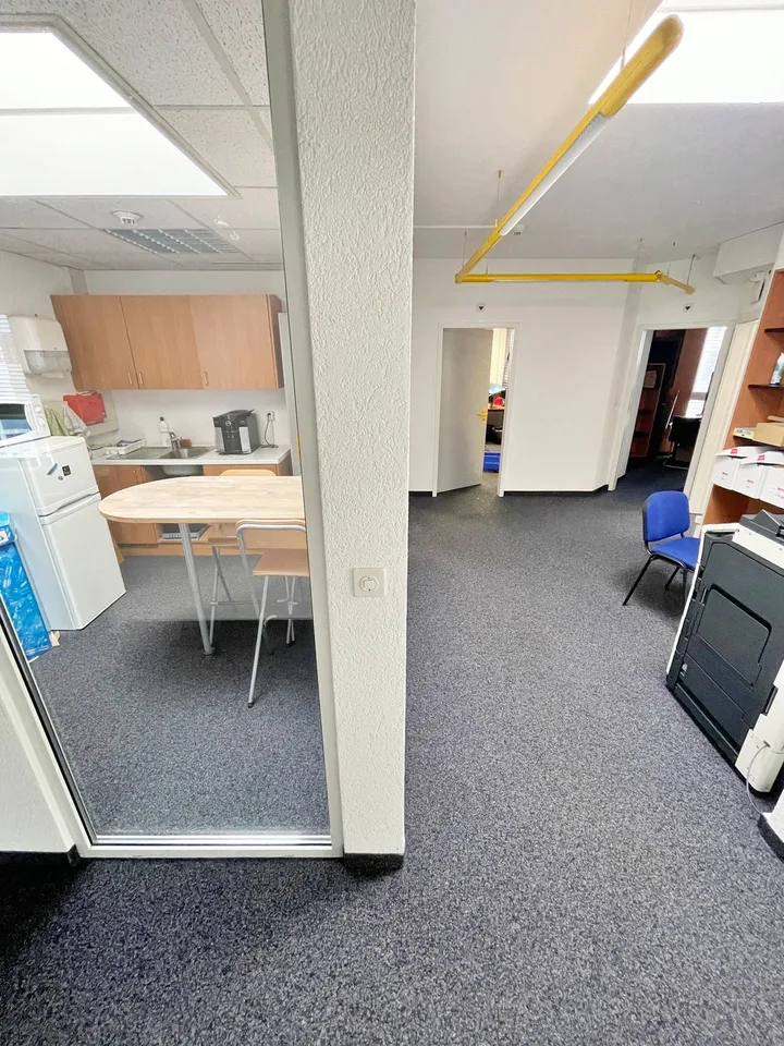 Spacieuse surface commerciales avec bureaux + dépôt de 180 m² et 3 places de parking sous-terrain à Crissier – Foto 13 von 25