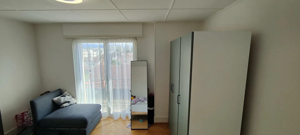 Chambre meublée lumineuse avec balcon / Bright furnished room with balcony