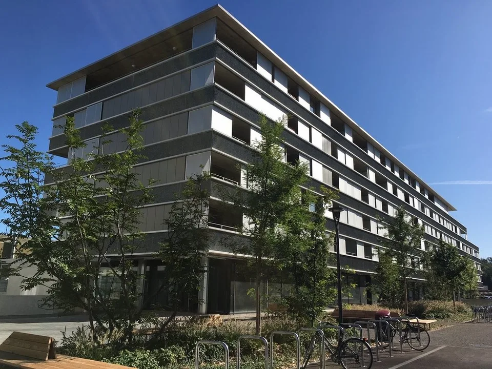 Quartier en pleine expansion, diverses arcades, au gré du preneur