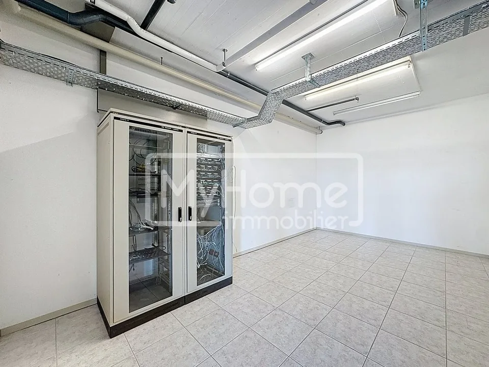 Grand local de 516 m2 avec plus de 9 pièces à Lonay