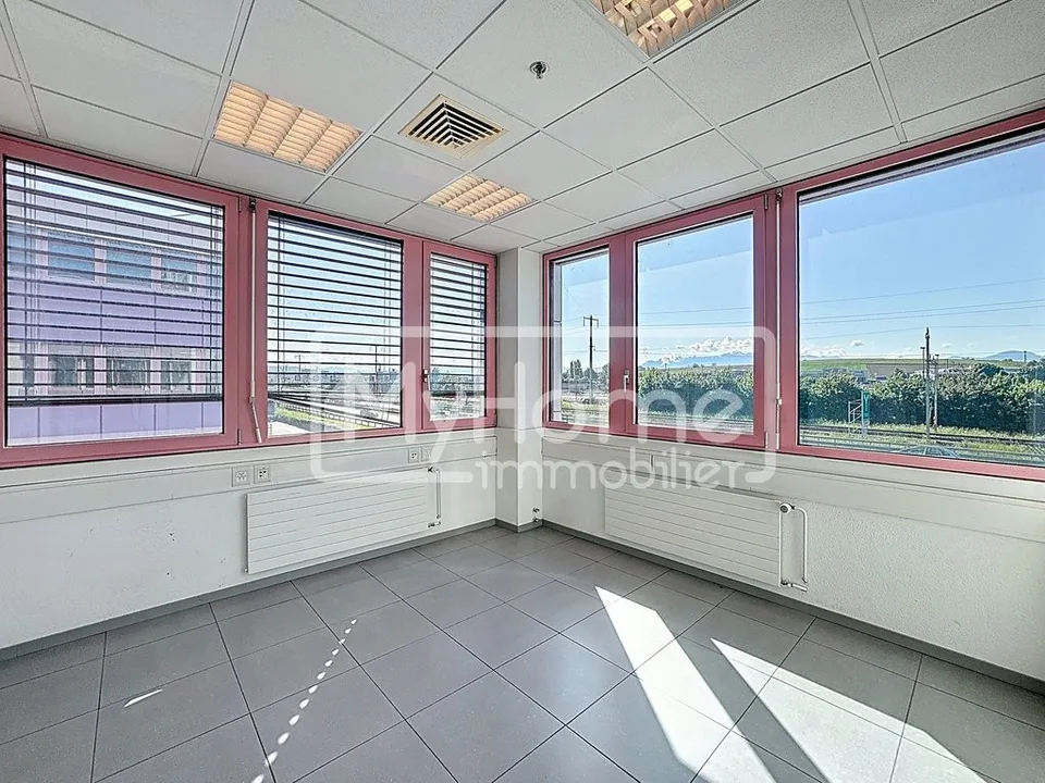 Grand local de 516 m2 avec plus de 9 pièces à Lonay