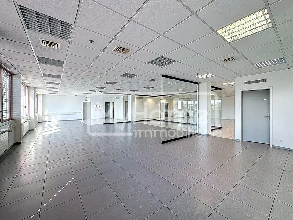 Grand local de 516 m2 avec plus de 9 pièces à Lonay