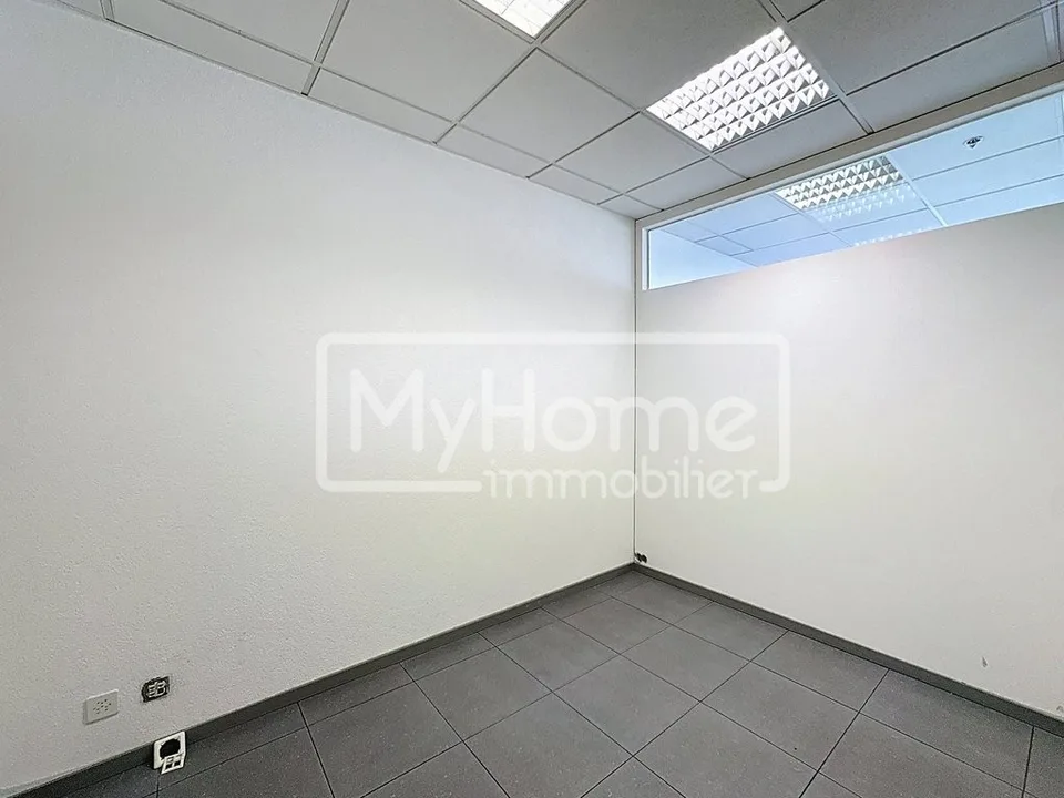 Grand local de 516 m2 avec plus de 9 pièces à Lonay – photo 12 sur 12