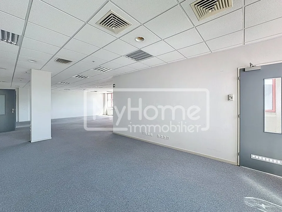 Grand local de 805 m2 avec plus de 8 pièces à Lonay