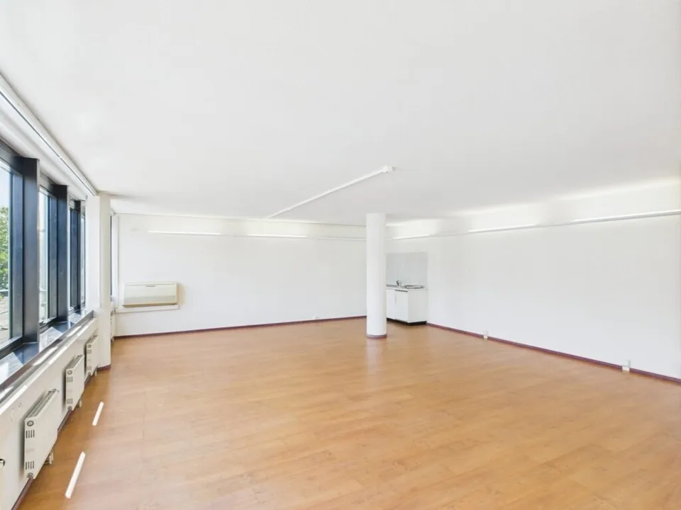 Bureau de 64 m2 au 1er étage sis dans un immeuble bénéficiant d'un emplacement stratégique
