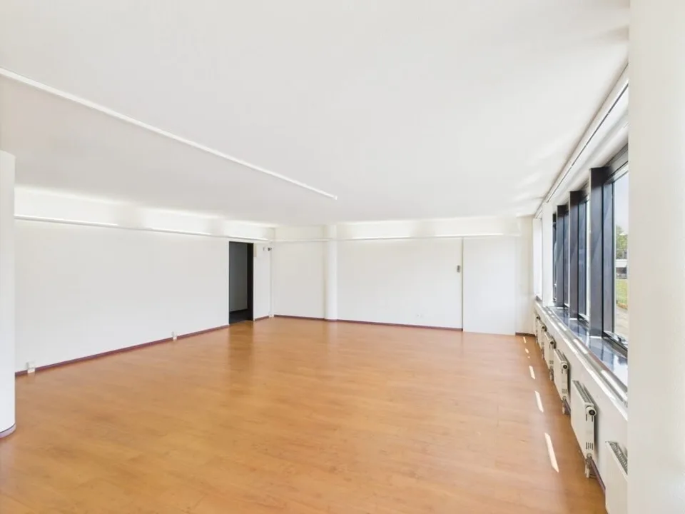 Bureau de 64 m2 au 1er étage sis dans un immeuble bénéficiant d'un emplacement stratégique