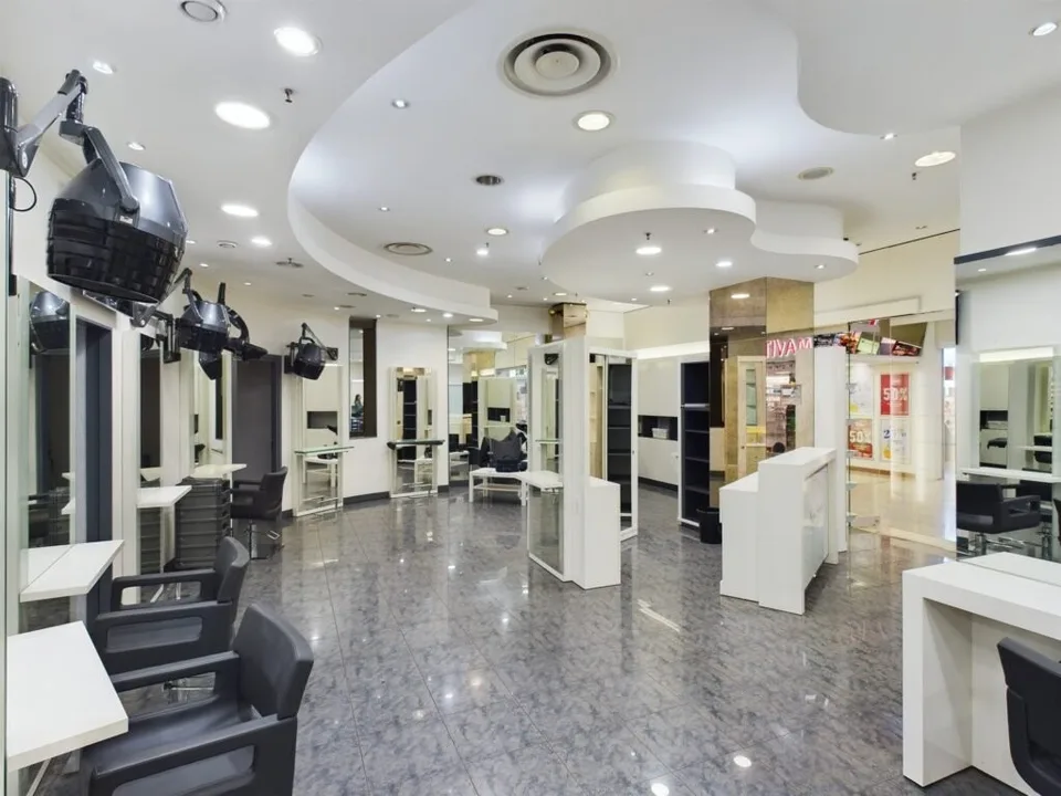 Arcade de 104 m2 (salon de coiffure) dans le Centre Commercial d'Ecublens