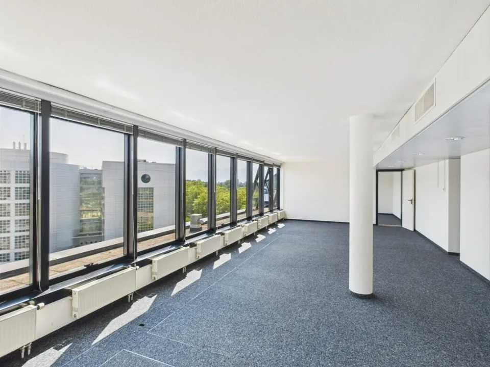 Bureau d'environ 101 m2 situé au 4ème étage proche de toutes les commodités