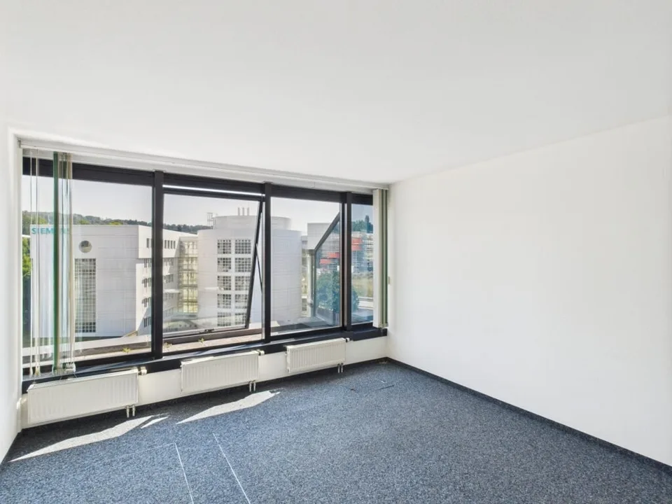 Bureau d'environ 101 m2 situé au 4ème étage proche de toutes les commodités