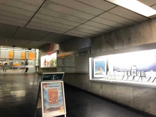 Vitrine idéalement située rampe accès Filiale Poste Gare Lausanne