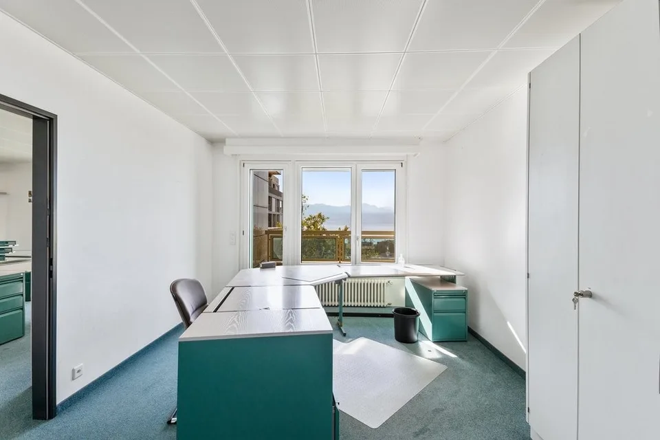 Dans immeuble résidentiel belle surface meublée