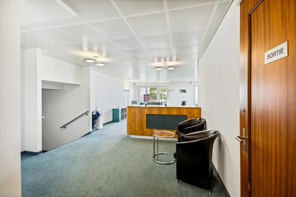 Dans immeuble résidentiel belle surface meublée