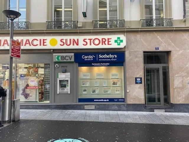 Vitrine publicitaire au centre-ville de Lausanne
