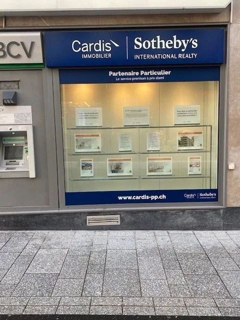 Vitrine publicitaire au centre-ville de Lausanne