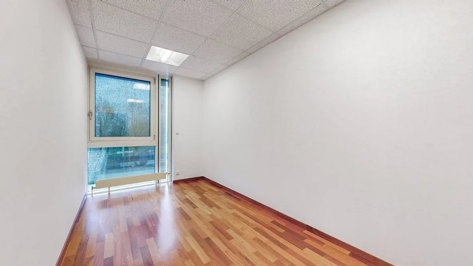 Surface de bureaux - Proche lac et accès autoroute