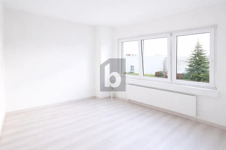 ÉTAGE BUREAUX À 4,39 % BRUT ET 35 PLACES DE PARC