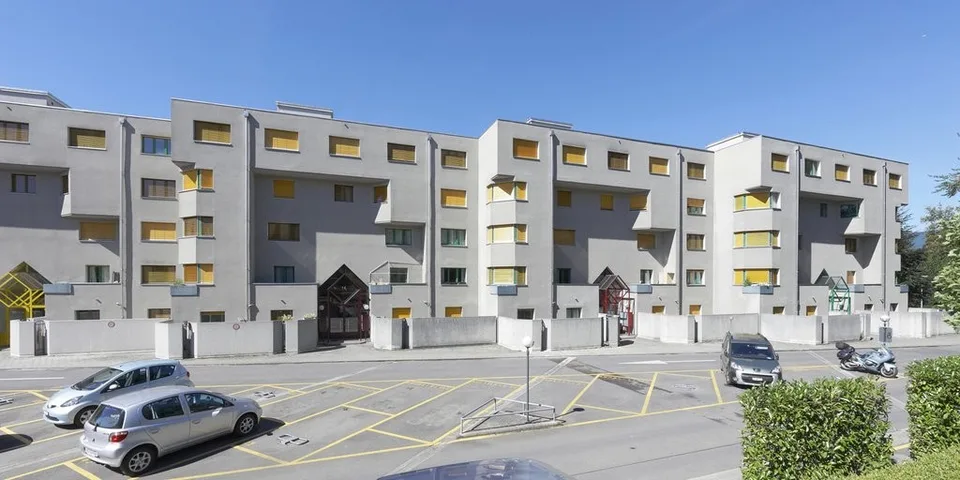 Local scolaire au centre-ville de Nyon à proximité de la gare CFF