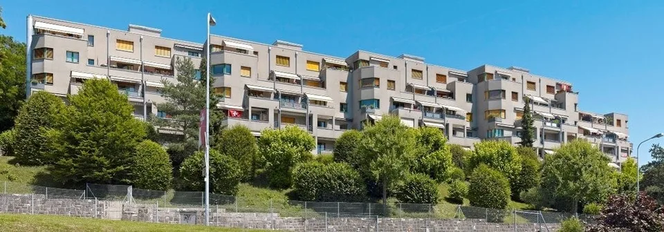 Local scolaire au centre-ville de Nyon à proximité de la gare CFF