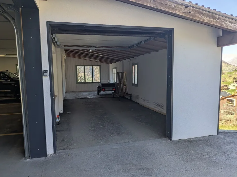 Investieren, parkieren, lagern - grosse Doppelgarage in Grächen