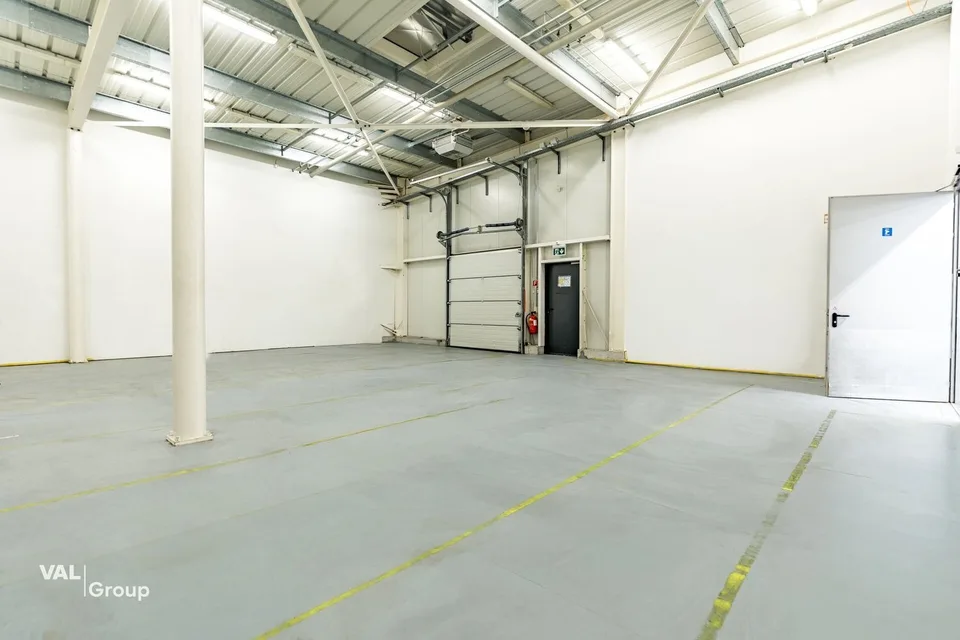 Moderne Gewerbehalle im Fachmarkt "Dreispitz"