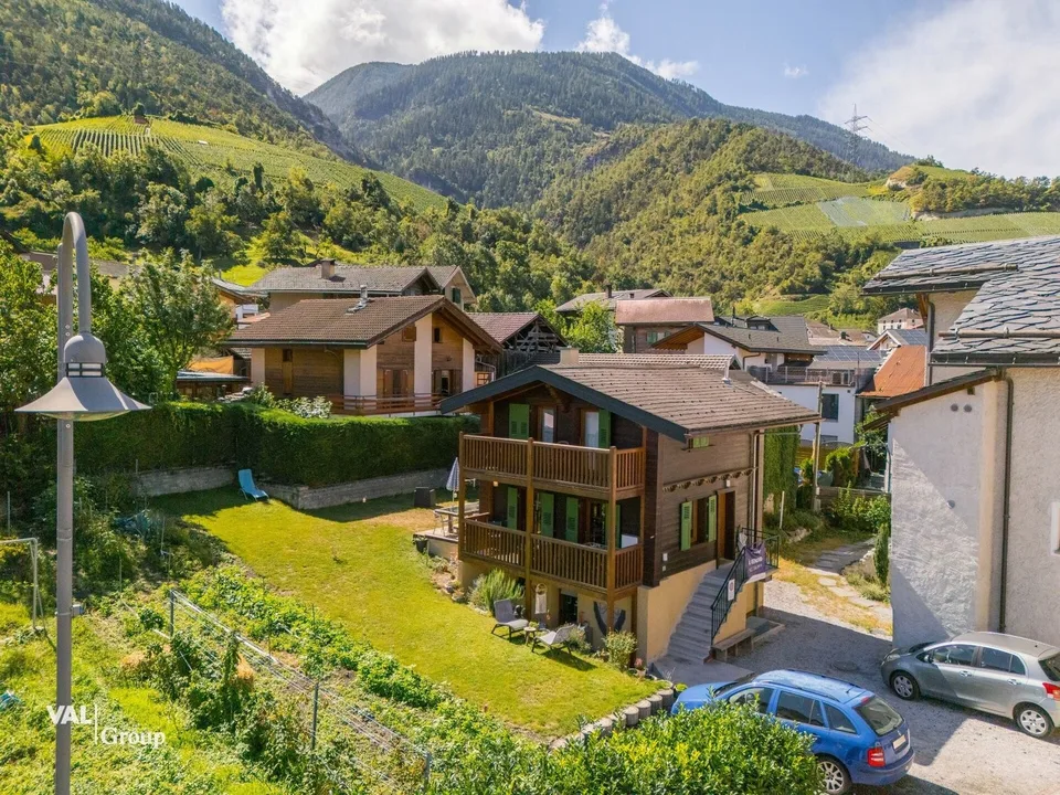 Charmant petit chalet avec spacieux jardin, en plein coeur du village