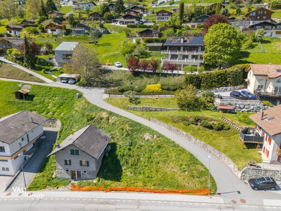 Terrain idéalement situé pour projet de 3 appartements, permis en force