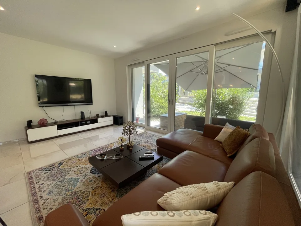Furnished 4-room apartment with private terrace, private garden & private garage box near UN