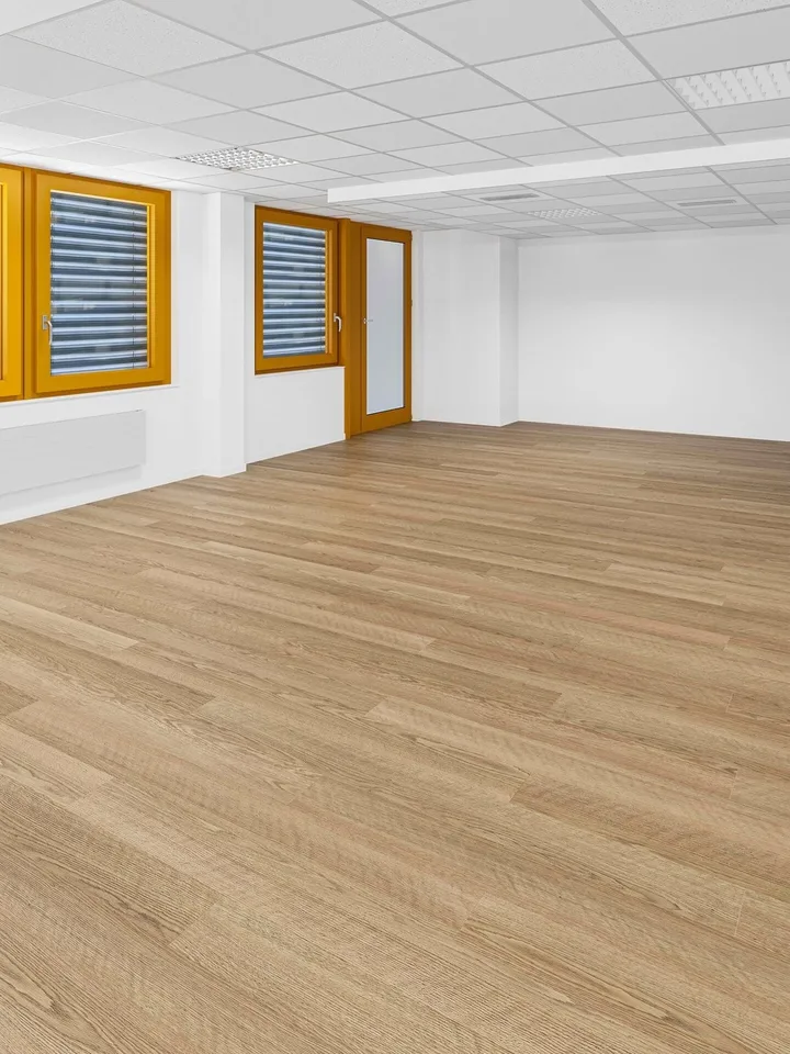 Surface de 60 m² à la Route Suisse 7 - Un espace fonctionnel et accessible pour vos projets professionnels