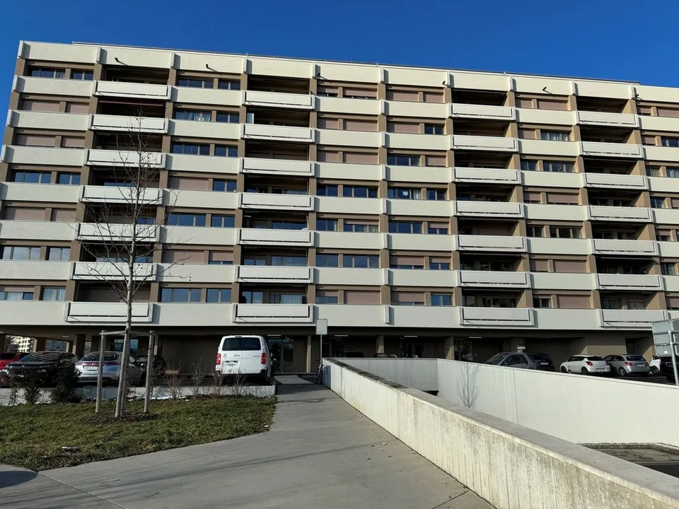 Place de parc souterraine à louer - Thônex