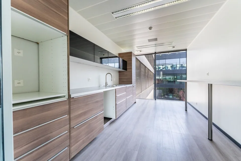 Surface administrative de 292 m² au 4? étage - grands plateaux de bureaux lumineux et modulables – Foto 6 von 7