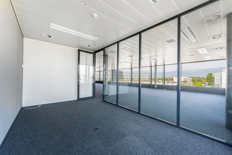 Surface de bureaux de 350 m² avec espaces vitrés et cuisine ouverte