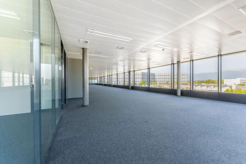 Surface de bureaux de 350 m² avec espaces vitrés et cuisine ouverte – Foto 6 von 9