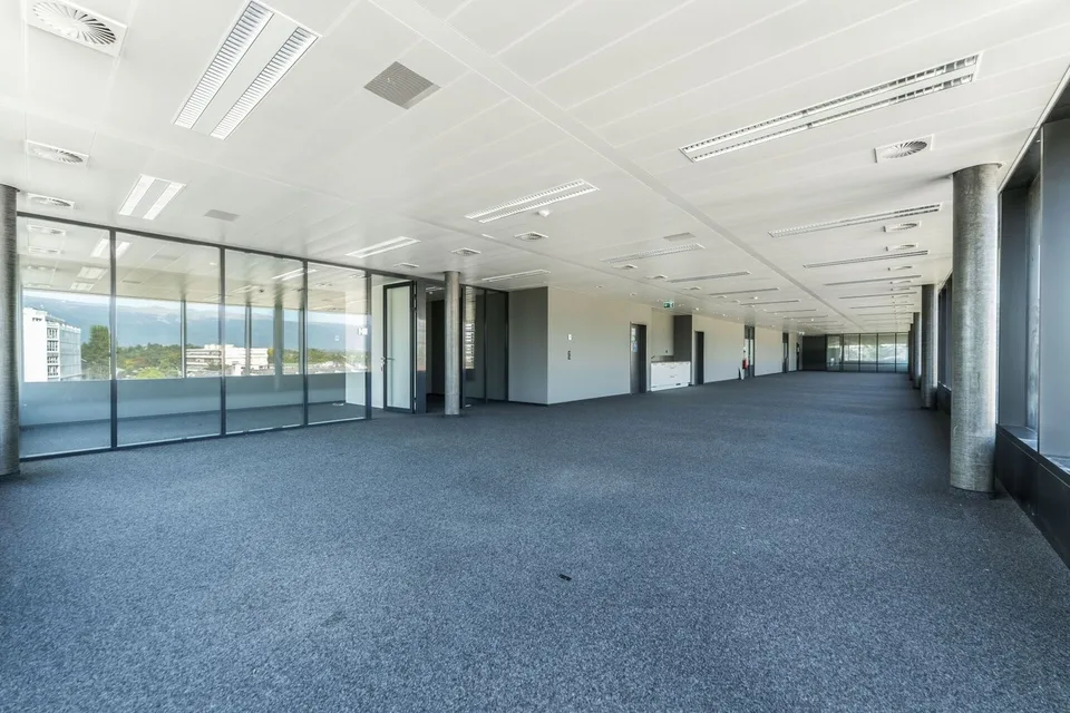 Surface de bureaux de 350 m² avec espaces vitrés et cuisine ouverte