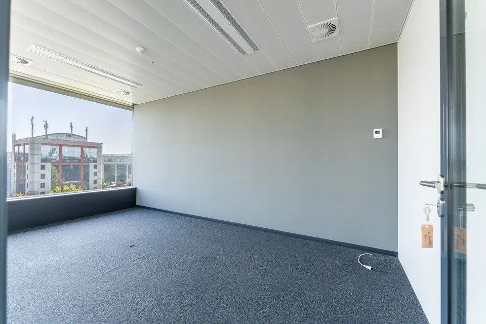 Surface de bureaux de 350 m² avec espaces vitrés et cuisine ouverte